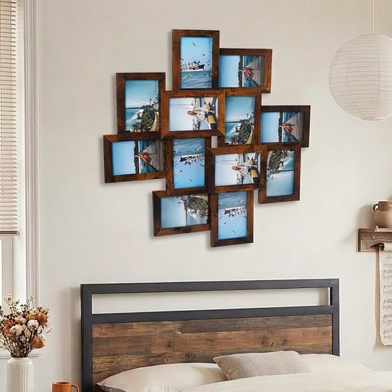 Un collage photo marron de 10 cadres est accroché au mur au-dessus d'un lit.