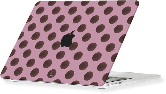 Coque rose pâle à pois marrons sur un MacBook Air 15 pouces ouvert.