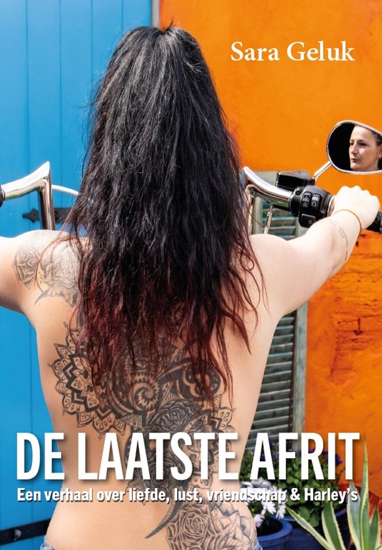 Boekomslag met tatoeage van een vrouw, titel 'De laatste afrit'. Sara Geluk.