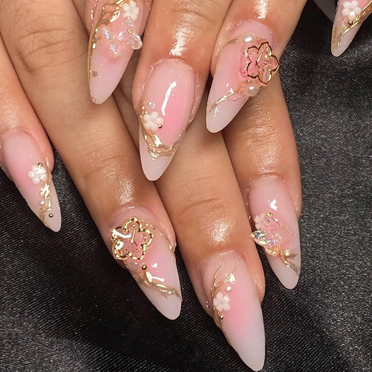 Dailygoods- Valse Nagels Amandelvorm - 24 Stuks - Glanzend Roze - French Tip - Kunstnagels met Lijm - Duurzaam ABS Materiaal - Eenvoudige Toepassing