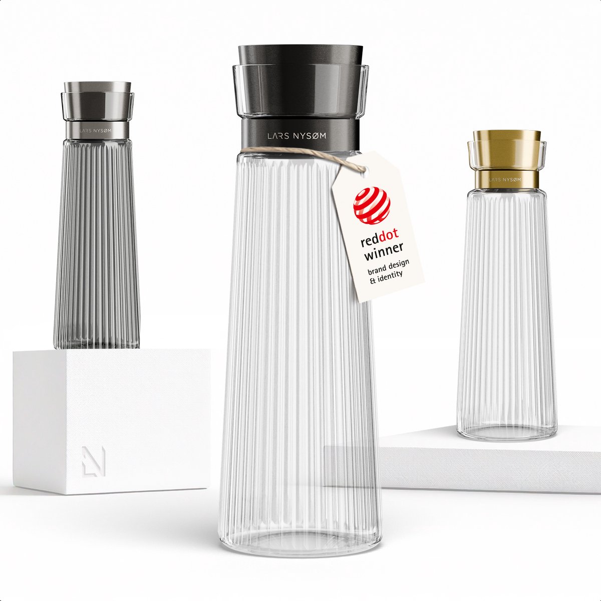 LARS NYSØM Bækvand Waterkaraf 1L met Roestvrijstalen Deksel & Zeef - Elegante Glazen Karaf & Schenkkan voor Sap, Thee & Limonade - Vaatwasmachinebestendig (Pure/Carbon Black)