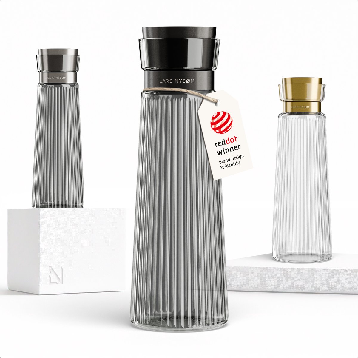 LARS NYSØM Bækvand Waterkaraf 1L met Roestvrijstalen Deksel & Zeef - Elegante Glazen Karaf & Schenkkan voor Sap, Thee & Limonade - Vaatwasmachinebestendig (Graphite/Carbon Black)