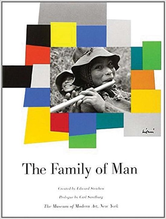 Boekhoes met abstracte gekleurde blokken en een foto van een familie, getiteld 'The Family of Man'.