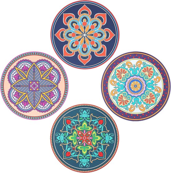 Vier ronde onderzetters met diverse kleurrijke, etnische bloemenmotieven in blauw, oranje, roze en groen.