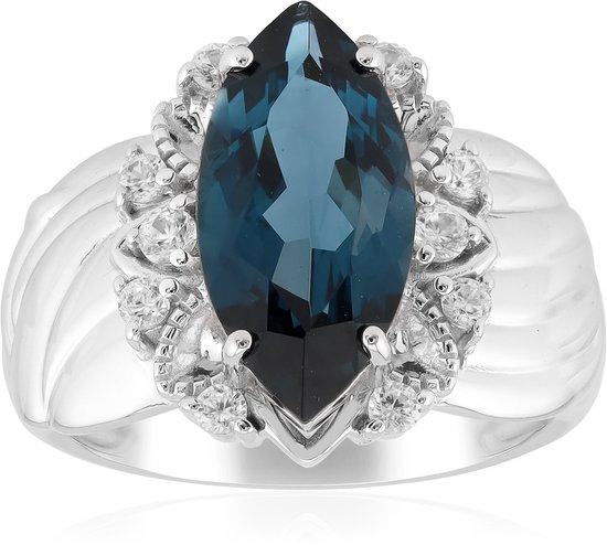 Bague en argent avec une grande topaze bleu foncé, taille marquise, entourée de zircons. La bande de la bague est ondulée.