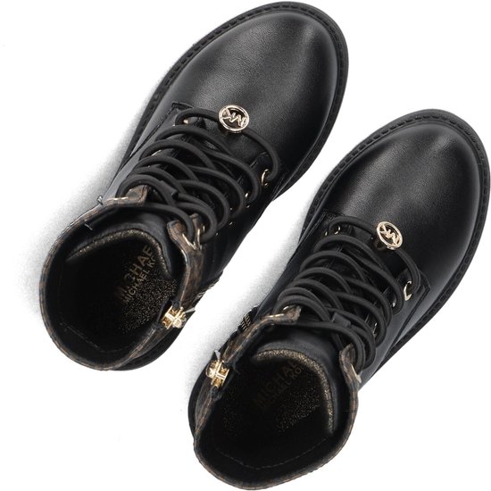 Zwarte Michael Kors veterlaarzen met gouden MK-logo en rits. De voering heeft een print met Michael Kors-logo.