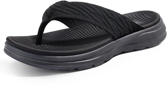 Zwarte teenslipper met een zachte, gebreide band en een voorgevormde zool met golvend patroon.