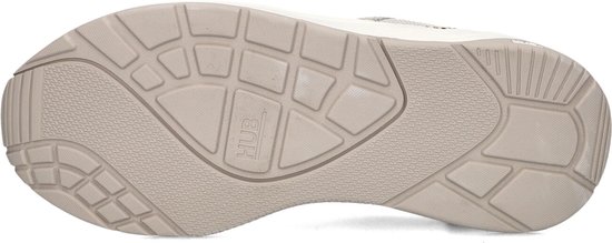Onderkant van een beige sneaker met een rubberen zool en HUB-logo.