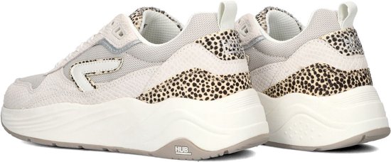 Zijaanzicht van beige sneakers met luipaardprint accenten op de hiel en een witte zool.