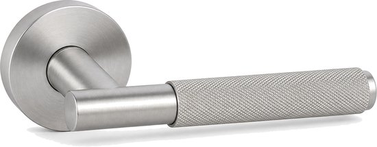 Zilverkleurige deurklink met een rond rozet en een handvat met een fijn geribbeld patroon.