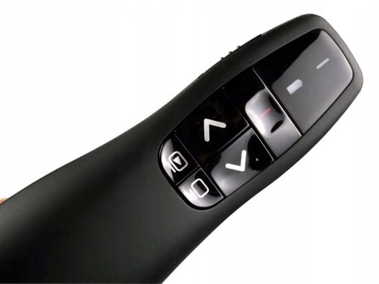 Detail van de knoppen op een zwarte Logitech R400 presenter, met pijltjes en een play-knop.