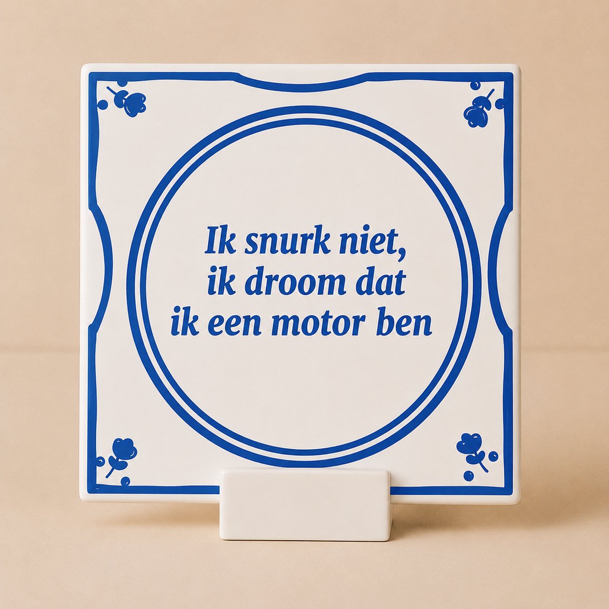 Bedruk King Grappige Tegel met houdertje “Ik Snurk Niet, Ik Droom Dat Ik Een Motor Ben” 15x15 cm – Humoristische Blauwe Delfts-Stijl Keramische Wandtegel voor Slaapkamer of Cadeau 15x15 - met houdertje