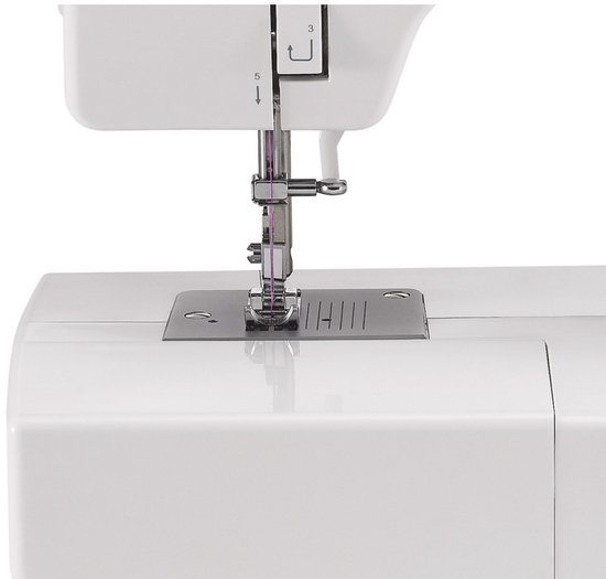 Detail van de naald van een witte Singer naaimachine, met draad erdoor.