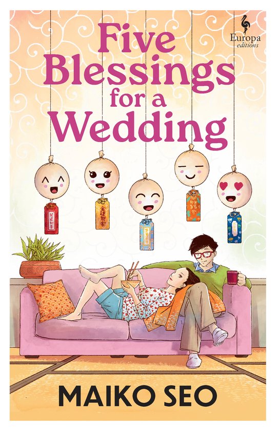 Boek 'Five Blessings for a Wedding' met een illustratie van een stel op een bank en vijf kawaii-hangende decoraties erboven.