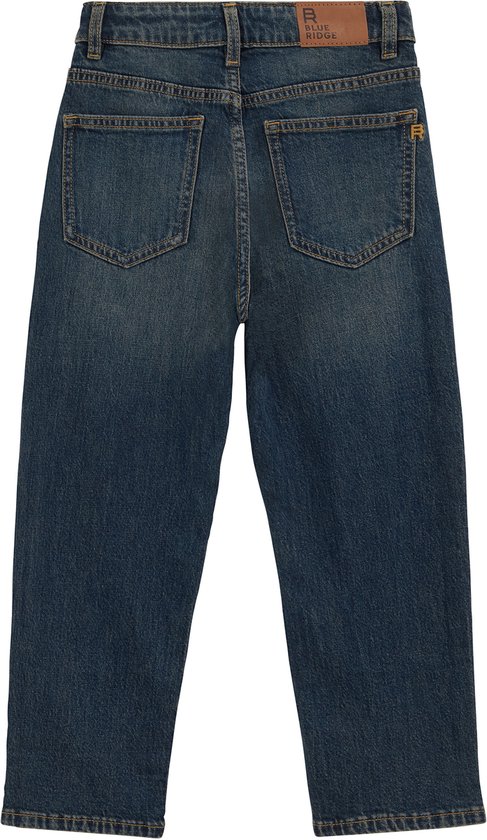 Achterkant van een donkerblauwe loose fit jeans met leren Blue Ridge label op de tailleband.