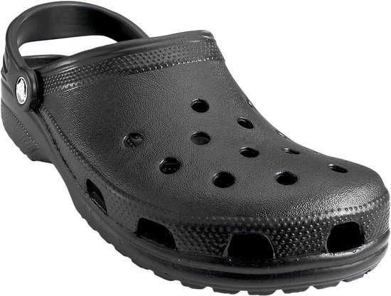 Sabot Crocs noir, vu de côté, avec bride et perforations.