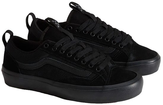 Een paar zwarte Vans Old Skool sneakers met veters, dikke zolen en lussen aan de achterkant.
