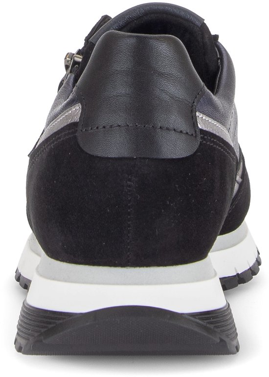 Zwarte sneaker met blauwe en zilverkleurige accenten, suède en gladde panelen, rits en veters.