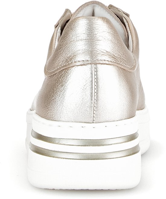 Achterkant van een metallic Gabor sneaker met witte zool en zilveren strepen.