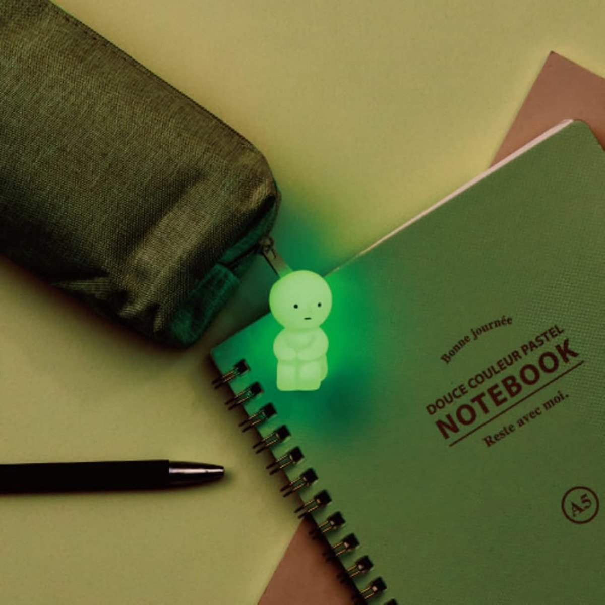 Zipper Pull - Smiski Cuddling Knees - Glow in the Dark - Makkelijk te bevestigen - ShopVlot