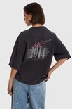 Model draagt een zwarte t-shirt met opdruk van 'ALIX THE LABEL WORLD TOUR 2014'.