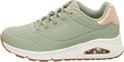 Lichtgroene Skechers sneaker met witte zool, koperkleurige hiel en gouden logo.
