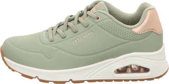 Lichtgroene Skechers sneaker met witte zool, koperkleurige hiel en gouden logo.