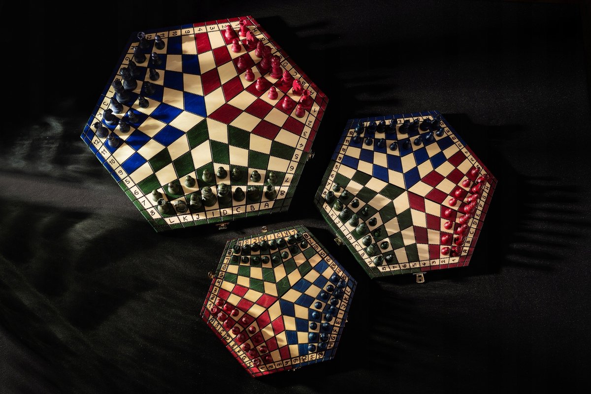 Merkloos Driekantig Schaakspel - Middelgroot (3-kleurig) 40x35cm