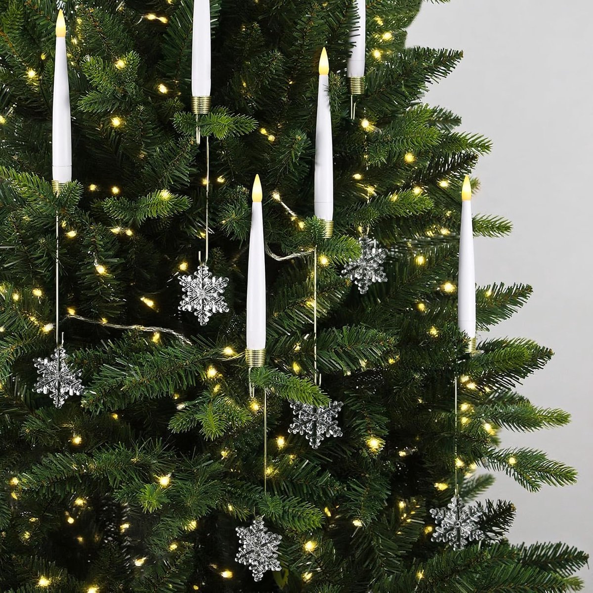 Kerstkandelaar met afstandsbediening - 12 LED kaarsen met sneeuwvlokken - Accu en timer - Betoverende kerstverlichting - ShopVlot