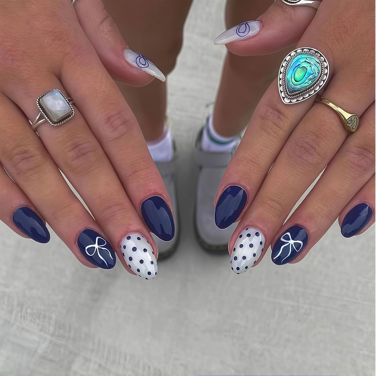 Almond-vormige nagels - 24 stuks met blauwe stippen en strik - herbruikbaar - ideaal voor dagelijks gebruik - ShopVlot