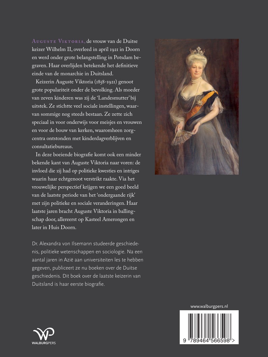 Portret van Keizerin Auguste Viktoria in een lange, crèmekleurige jurk, zittend met een sjerp over haar schouder. Ze draagt een tiara en juwelen.