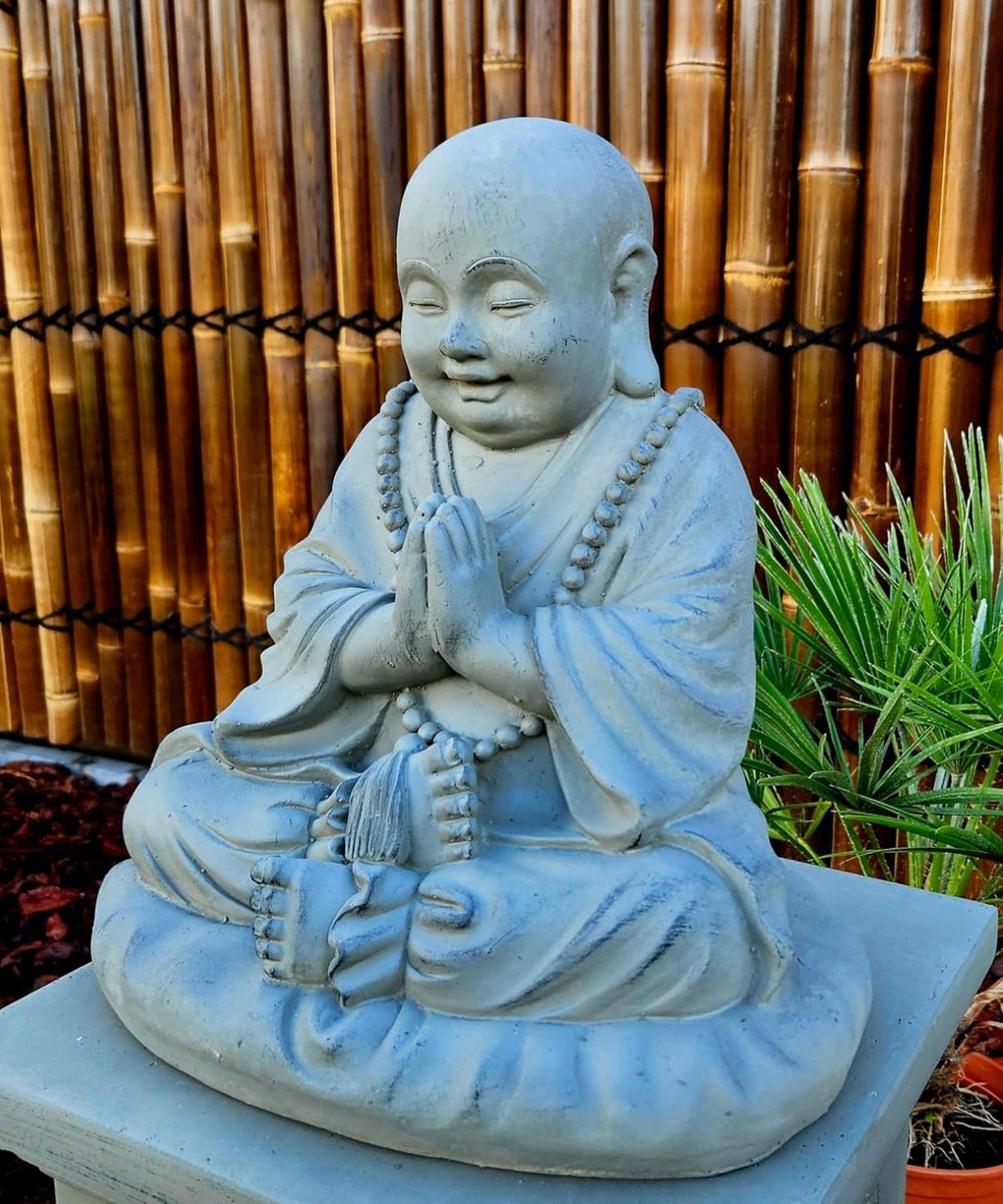 Buddha beeld monnik 35 cm - grijs - gedetailleerd design - brengt rust en spiritualiteit - ShopVlot