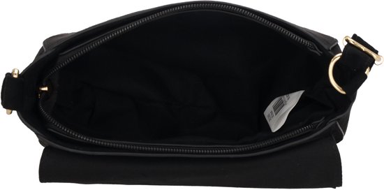 Zwarte suède tas, geopend om het zwarte interieur met label te tonen. Gouden gesp op de band.