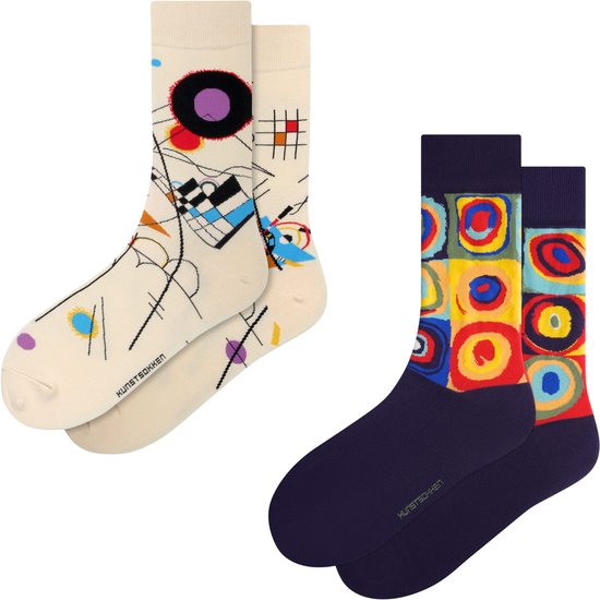 Twee paar sokken: crèmekleurig met abstracte print en marineblauw met gekleurde cirkels in vakken.