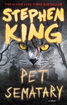 Boekomslag 'Pet Sematary' met een kat met gele ogen en bebloed voorhoofd, begraafplaats op de achtergrond.