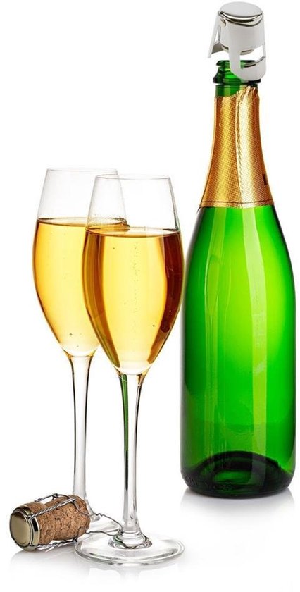 Groene champagnefles met gouden folie en verchroomde stop, naast twee glazen champagne.