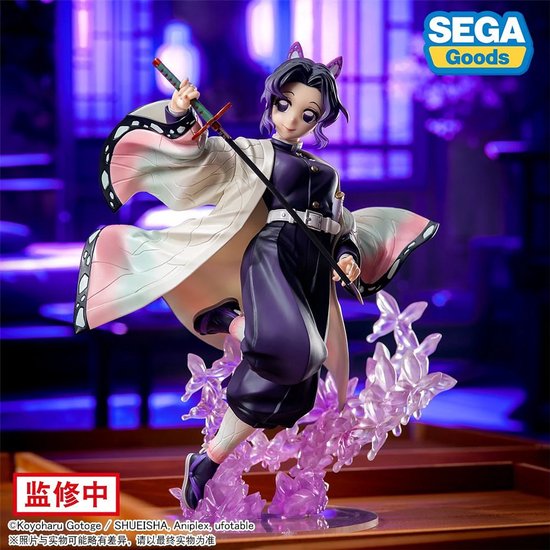 Shinobu Kocho figuur in paars Demon Slayer uniform, met vlinderpatroon cape, katana en paarse bloesem basis.