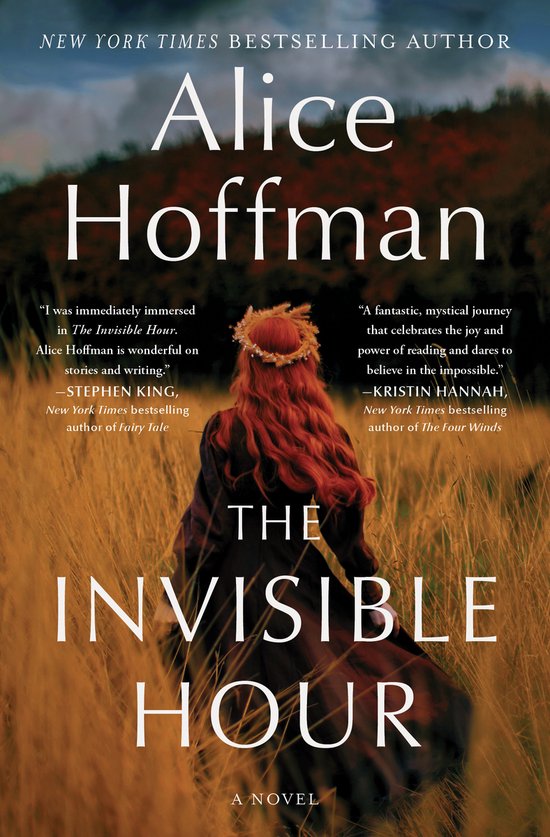 Boekcover van "The Invisible Hour" van Alice Hoffman. Een vrouw met lang rood haar en een krans draagt een donkere jurk in een veld met hoog gras.
