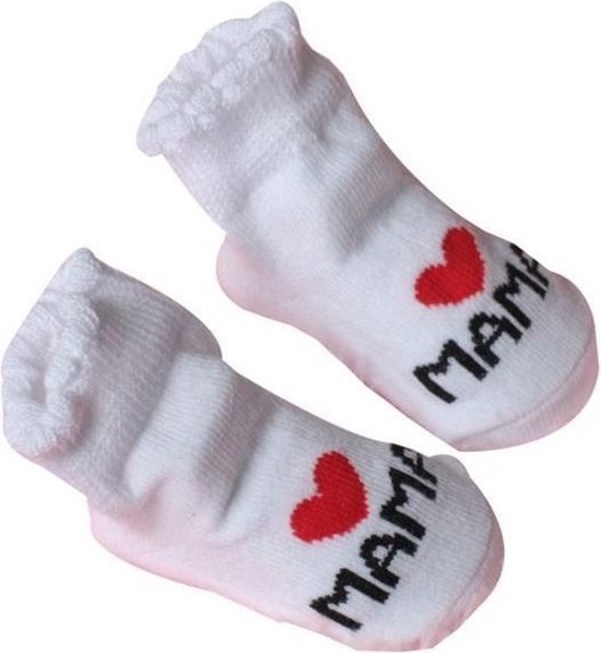 Witte babysokjes met rode hartjes en 'Mama' tekst.
