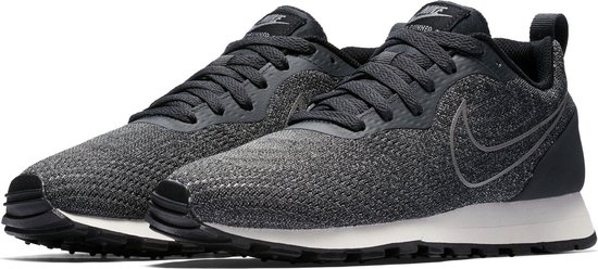 Nike MD Runner 2 ENG Mesh Sneakers - Maat 37.5 - - grijs/zwart | bol.com