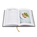 Open kookboek met recept voor 'Varkensvlees met parmaham knoflook' en foto van het gerecht.