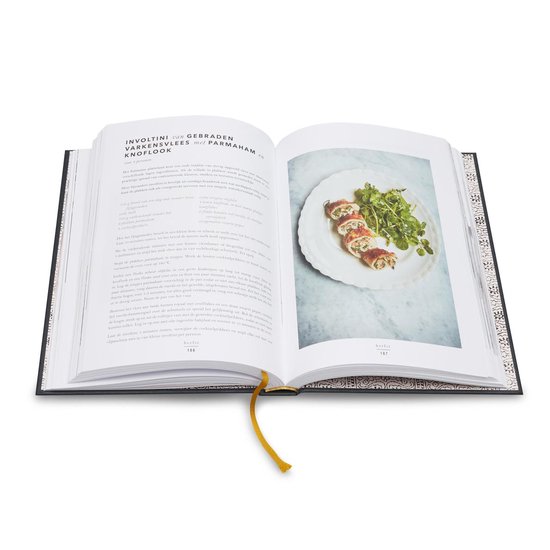 Open kookboek met recept voor 'Varkensvlees met parmaham knoflook' en foto van het gerecht.