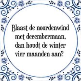 Tegeltje met Spreuk (Tegeltjeswijsheid): Blaast de noordenwind met decembermaan, dan houdt de winter vier maanden aan + Kado verpakking & Plakhanger