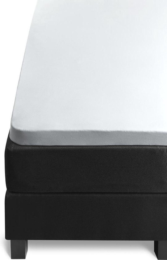 Wit topper hoeslaken op een zwart matras met zwarte pootjes.