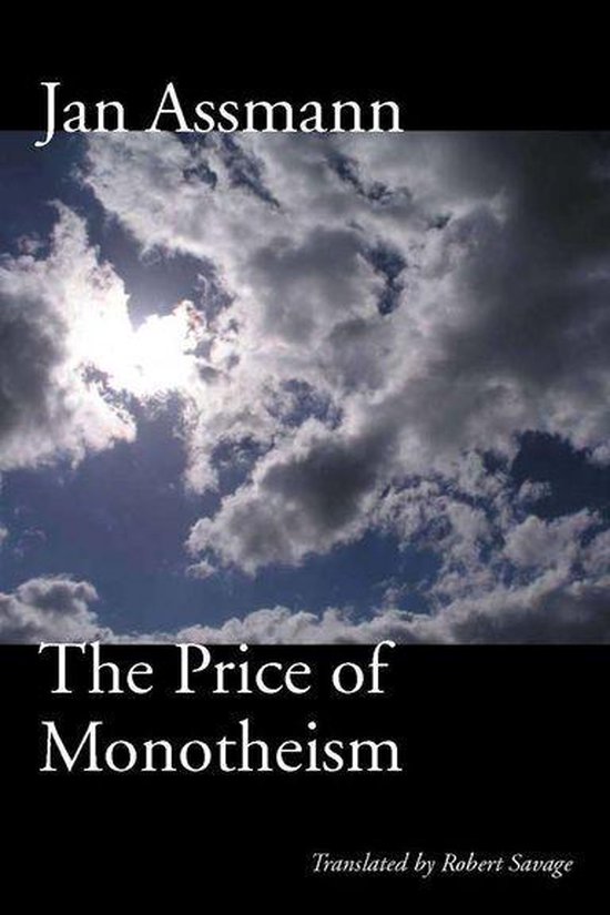 Boek "The Price of Monotheism" van Jan Assmann met een lucht vol wolken en zonlicht.
