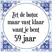 Verjaardag Tegeltje met Spreuk (59 jaar: Zet de botox maar vast klaar, want je bent 59 jaar + cadeau verpakking & plakhanger