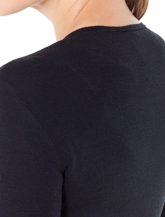 Achterkant van een zwart thermoshirt met lange mouwen.