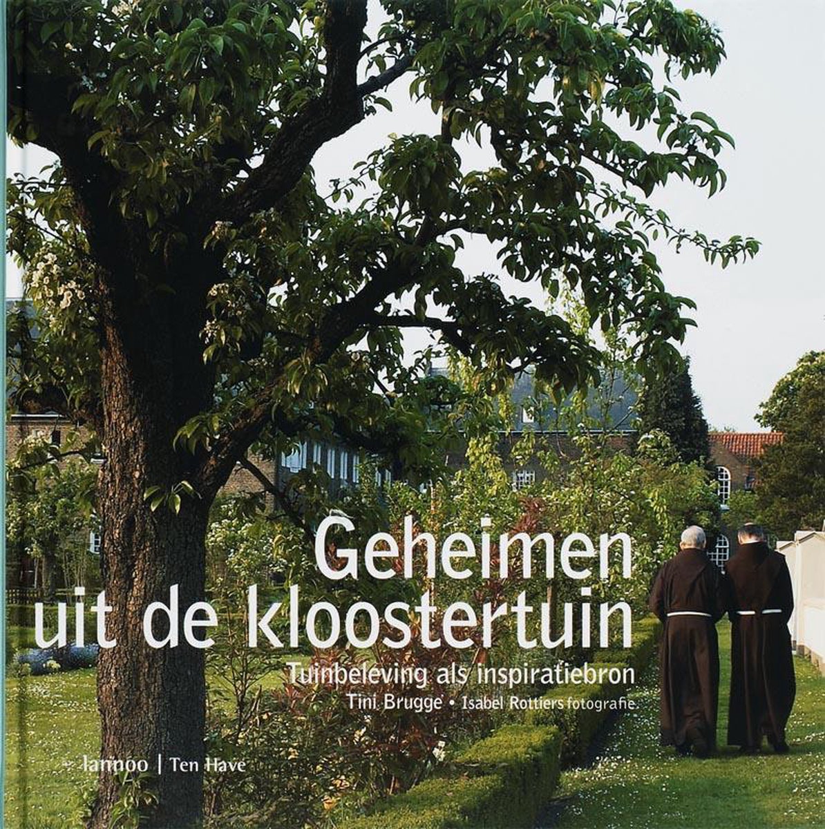 Voorzijde van het boek 'Geheimen uit de kloostertuin' met een oude boom op de voorgrond en twee monniken in bruine gewaden in een tuin.