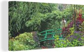 Canvas Schilderij Groene brug met klein meer in de Franse tuin van Monet in Giverny - 40x20 cm - Wanddecoratie