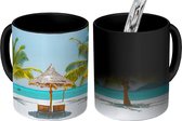Magische Mok - Foto op Warmte Mok - Strand met palmbomen en strandstoelen - 350 ML